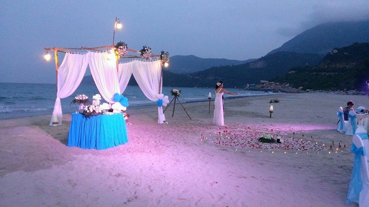 Tiệc cưới bên bãi biển
